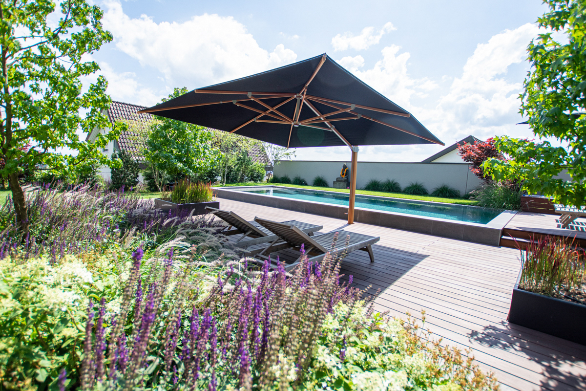 Grosser Garten mit überdachtem Essbereich und Pool