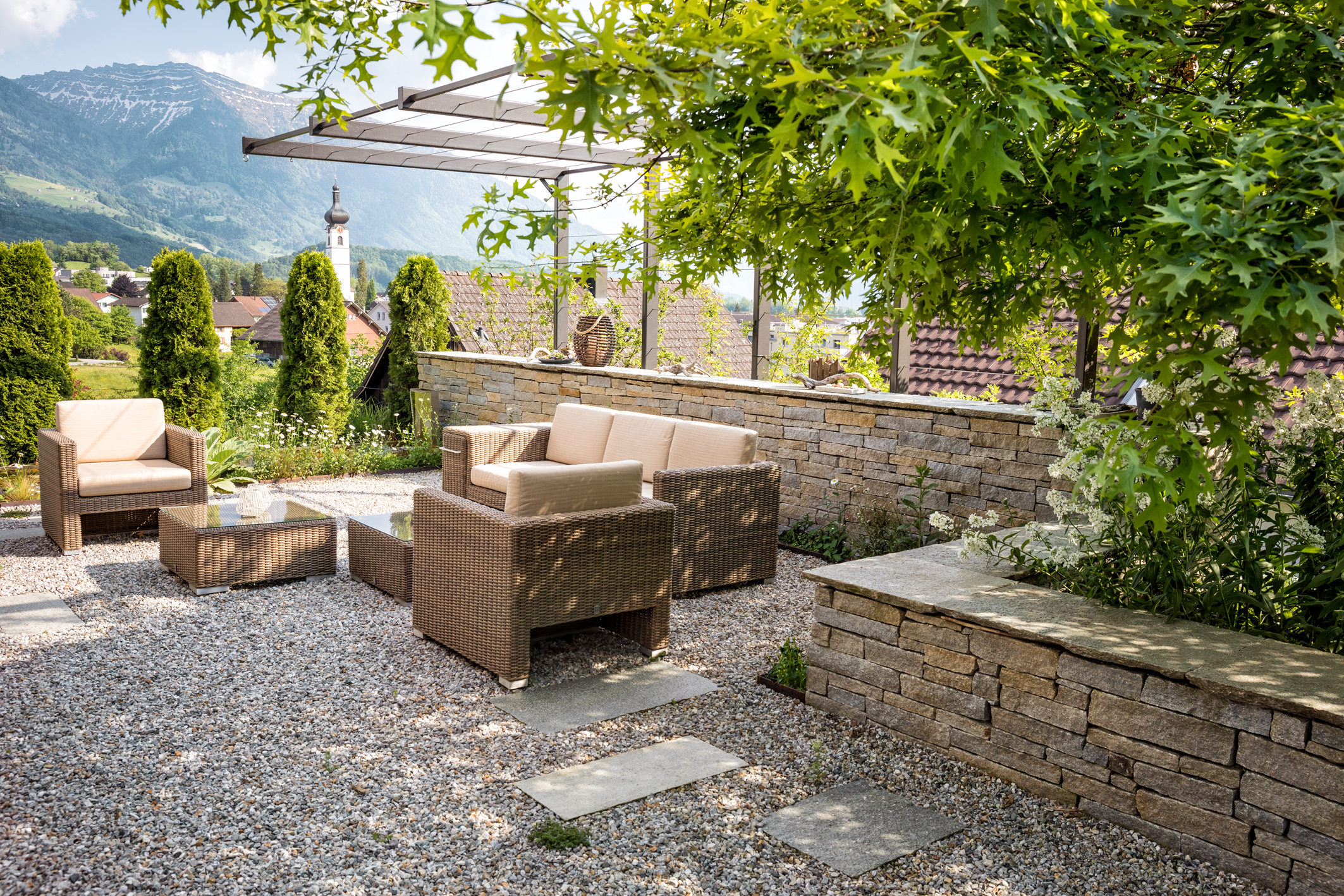 Die gemütliche Lounge im Garten lädt zum Verweilen an der frischen Luft ein.