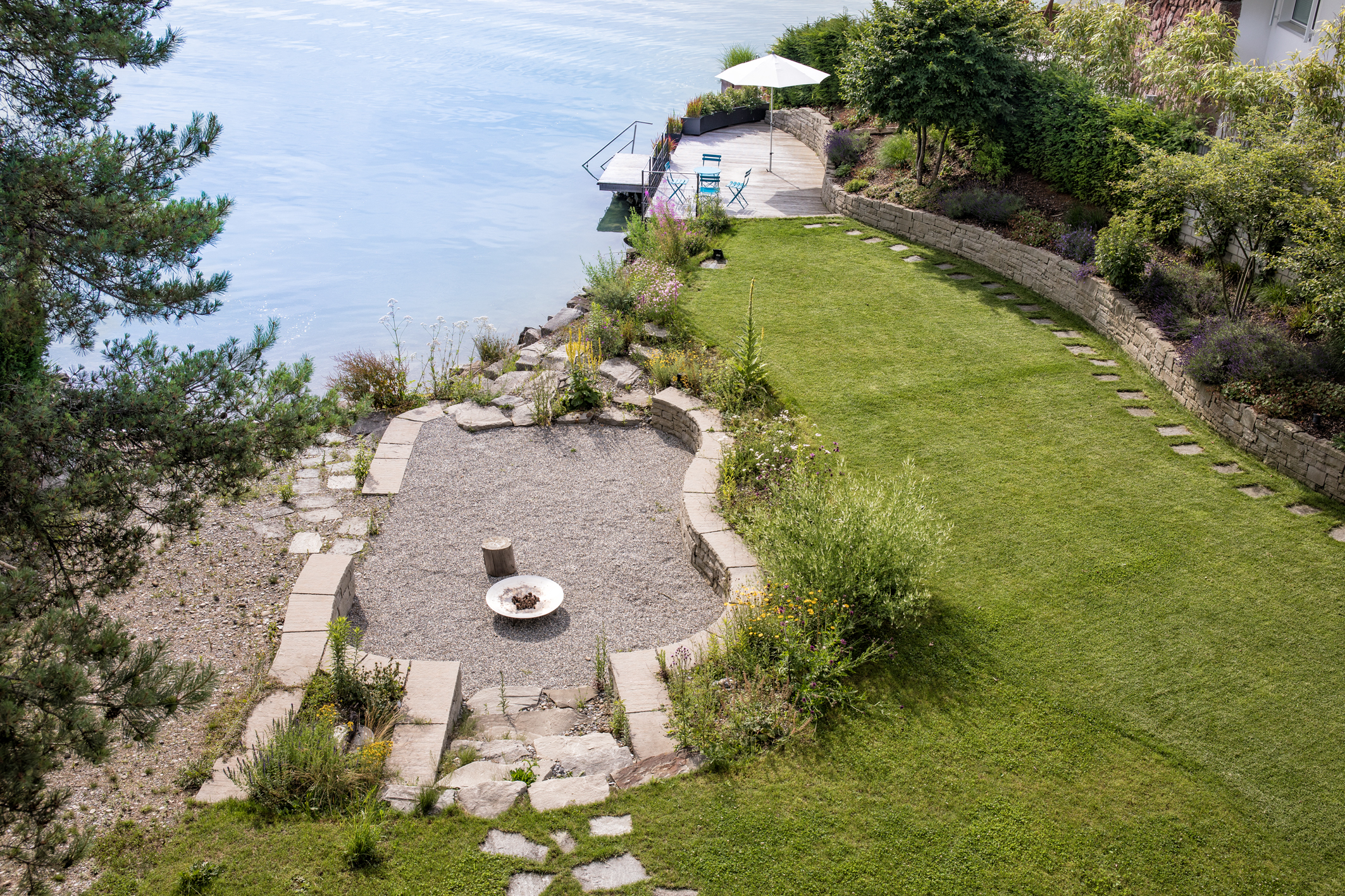 Zweifamilienhaus mit gemeinsamen Garten - Aussenraumplanung
