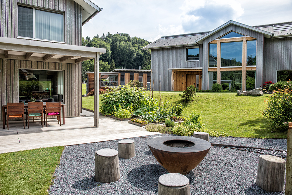 Feuerstelle und überdachter Sitzplatz im Garten