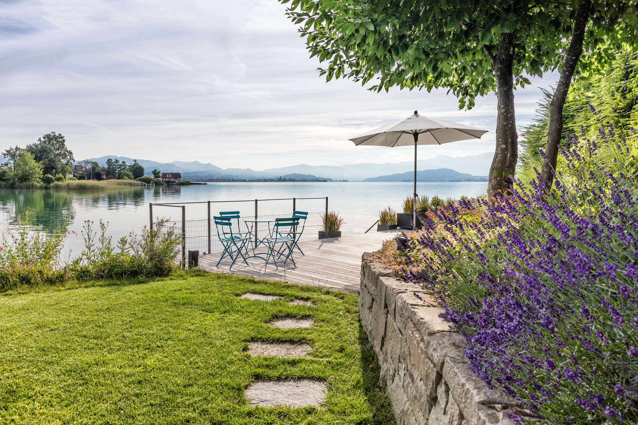 Ein neuer Garten-Sitzplatz direkt am See