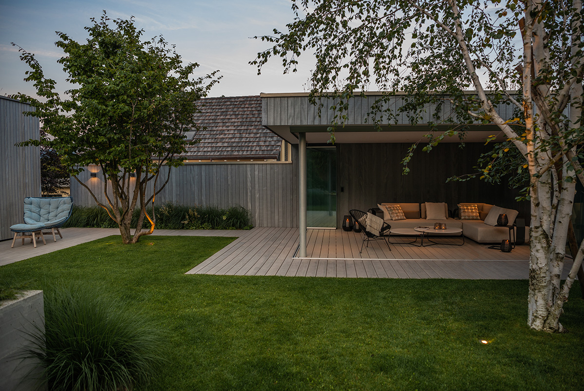 Ein wohnlich moderner Garten mit einem gedeckten Pavillon