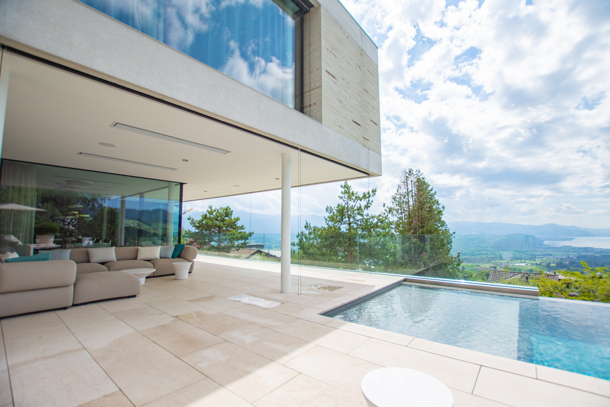 Moderne Architektur mit einer schlichten Gartengestaltung und zwei Pools
