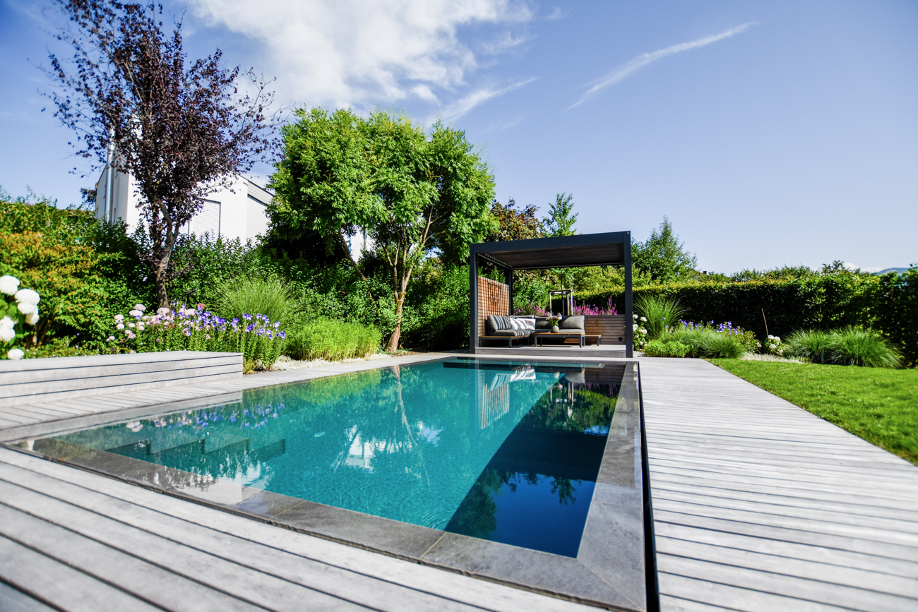 Garten mit natürlich gereinigtem Swimmingpool und Pergola