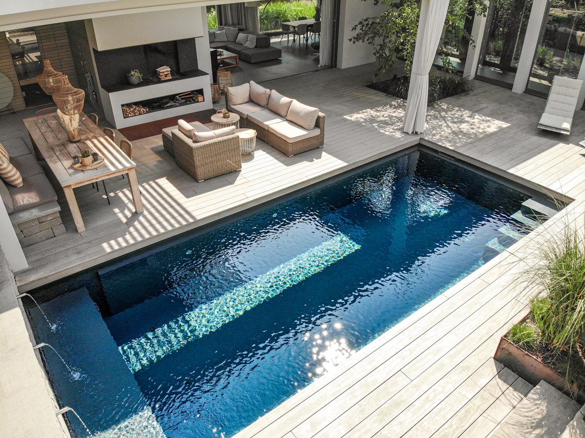 Moderner Garten mit natürlich gereinigtem Pool ohne Chemie