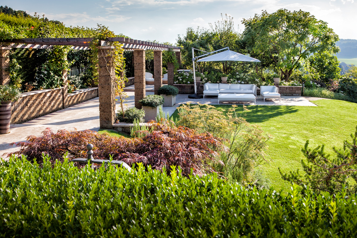 Durch das mediterrane Flair im Garten lassen sich die Ferien direkt vor der Haustür beginnen.