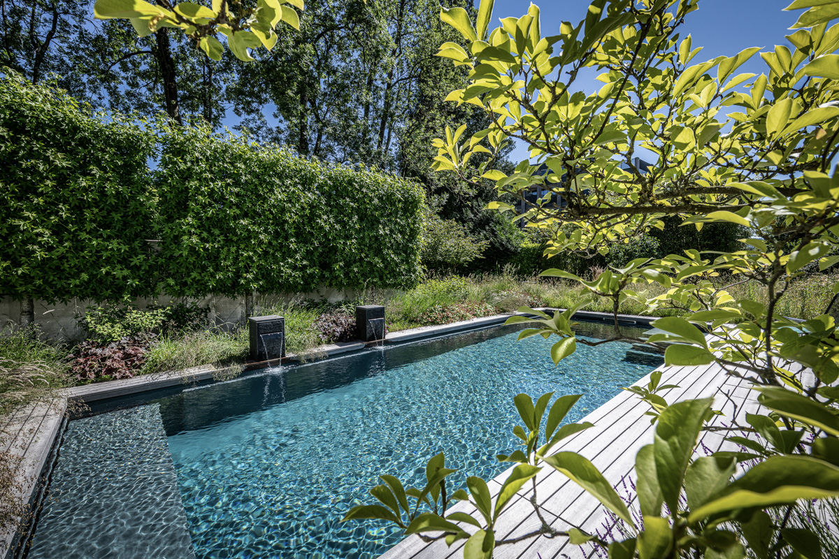 Chemiefreier Badespass mit dem Living Pool im modernen Familiengarten