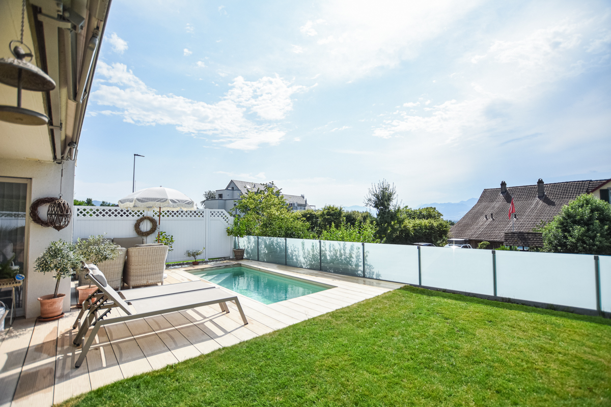 Kleiner sandfarbener Pool - zeitlose Gartenplanung