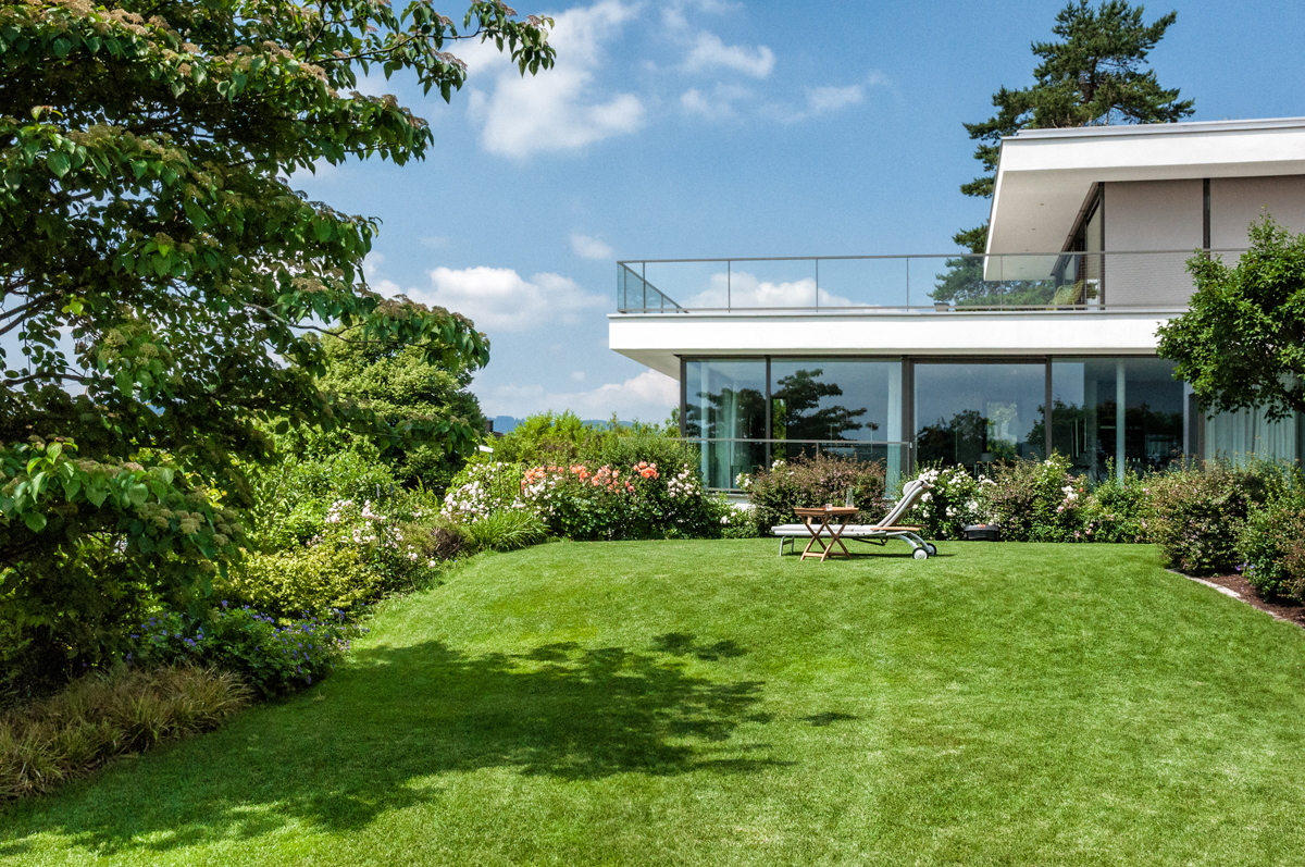 Die verschiedenen Materialien lassen den Villengarten zugleich elegant und gemütlich erscheinen.