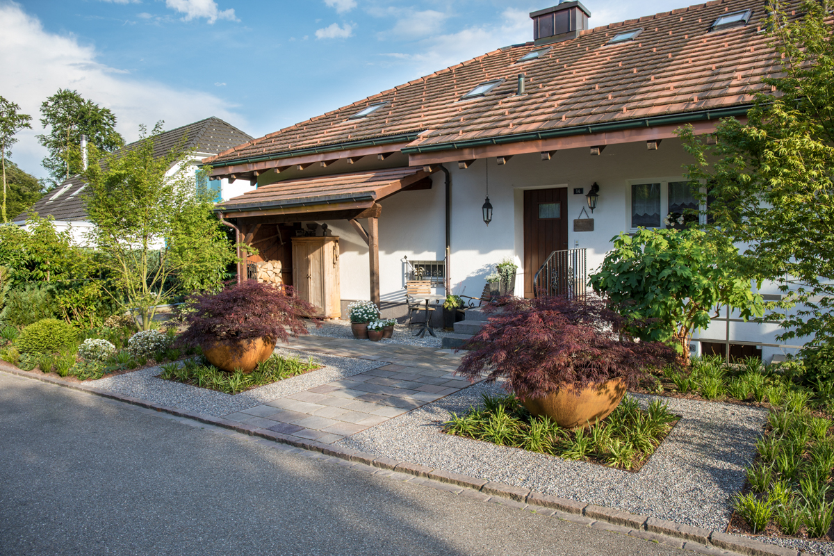 Mithilfe von Bepflanzung und Materialmix hat dieser Vorgarten eine beruhigende Wirkung.