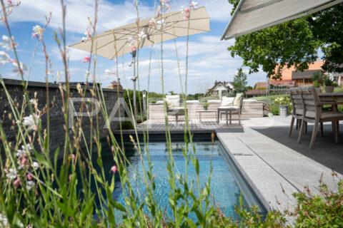 Kleiner Garten mit Living Pool und Aussenküche
