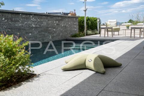 Kleiner Garten mit Living Pool und Aussenküche