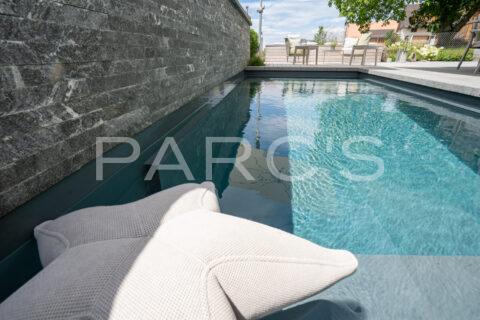 Kleiner Garten mit Living Pool und Aussenküche