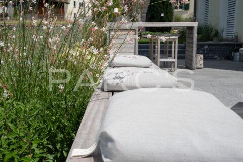 Kleiner Garten mit Living Pool und Aussenküche