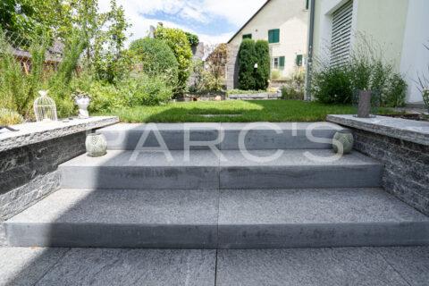 Kleiner Garten mit Living Pool und Aussenküche