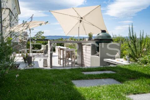 Kleiner Garten mit Living Pool und Aussenküche
