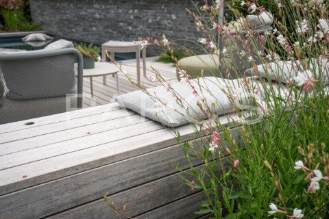 Kleiner Garten mit Living Pool und Aussenküche