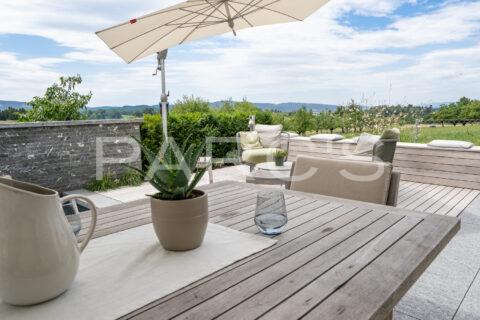 Kleiner Garten mit Living Pool und Aussenküche