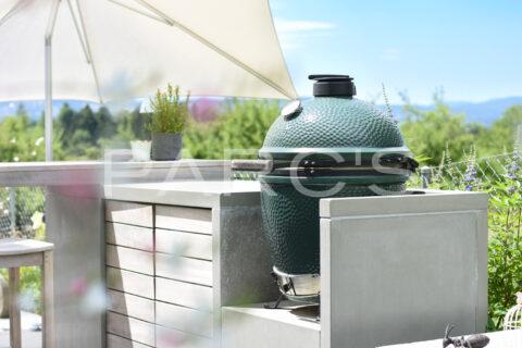 Kleiner Garten mit Living Pool und Aussenküche